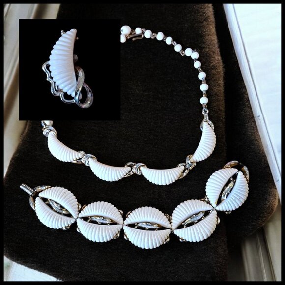 60s VTG White Resin Parure Jewelry Set Necklace‎ Bracelet Signed Silver Tone BSK - Picture 1 of 11